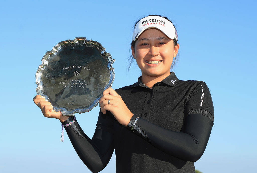 Jeeno Thitikul poses with the Smyth Salver at Royal Lytham & St Annes in 2018